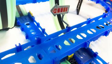 Amewi RC Magic Traxx Glow 113-teilig mit zwei Rennfahrzeugen Rennbahn Spielzeug