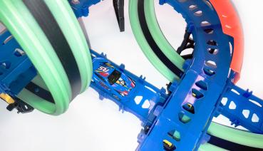 Amewi RC Magic Traxx Glow 113-teilig mit zwei Rennfahrzeugen Rennbahn Spielzeug
