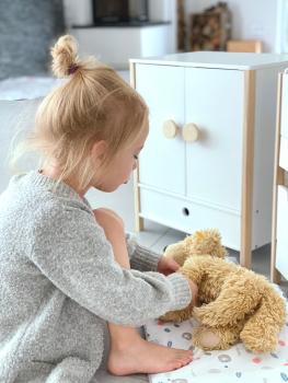 Preview: Small Foot Puppenschrank "Little Button" Kinder Spielzeug