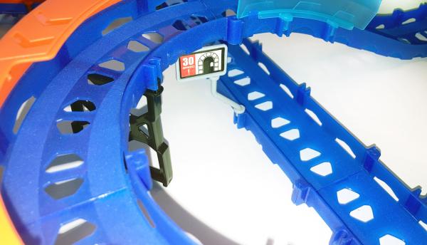 Amewi RC Magic Traxx Glow 50-teilig mit Rennfahrzeug Rennbahn Spielzeug