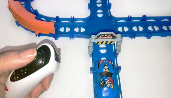 Amewi RC Magic Traxx Glow 50-teilig mit Rennfahrzeug Rennbahn Spielzeug