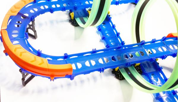 Amewi RC Magic Traxx Glow 113-teilig mit zwei Rennfahrzeugen Rennbahn Spielzeug