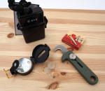 Outdoor Survival Set mit Wasserfester Box Kompass Cutter & Überallzünder Camp